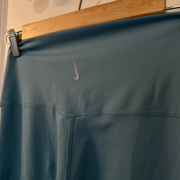 Nike
Women's 7/8 Yoga Leggings size M - Picture 9 of 9